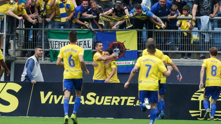 Los jugadores del Cádid celebran el gol de Marcos Mauro ante el Sporting.
