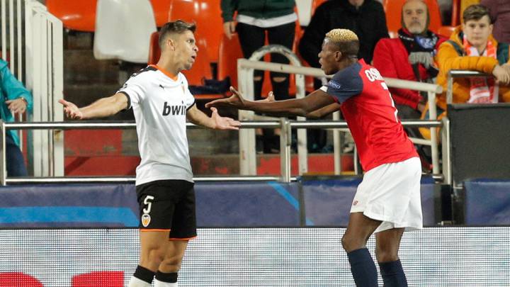 Los jugadores Paulista y Victor Osimhen