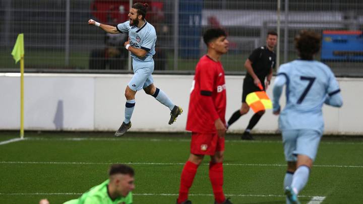 Alberto Salido celebra el primer gol del Atlético juvenil al Leverkusen.