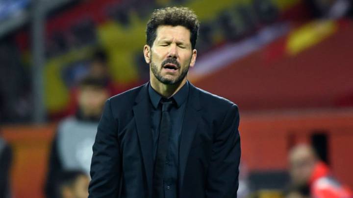 Simeone se lamenta contra el Bayer Leverkusen.