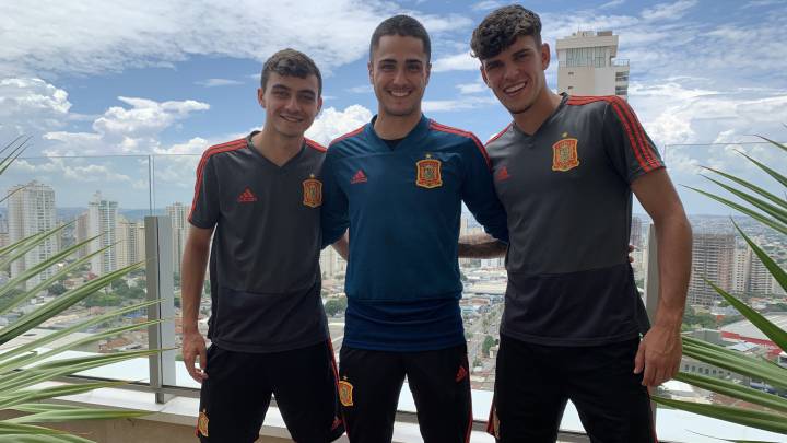 Pedri, Iván Martínez y Javi López posan para AS en la última planta de un céntrico edificio de Goiania, ciudad donde se juega el partido.