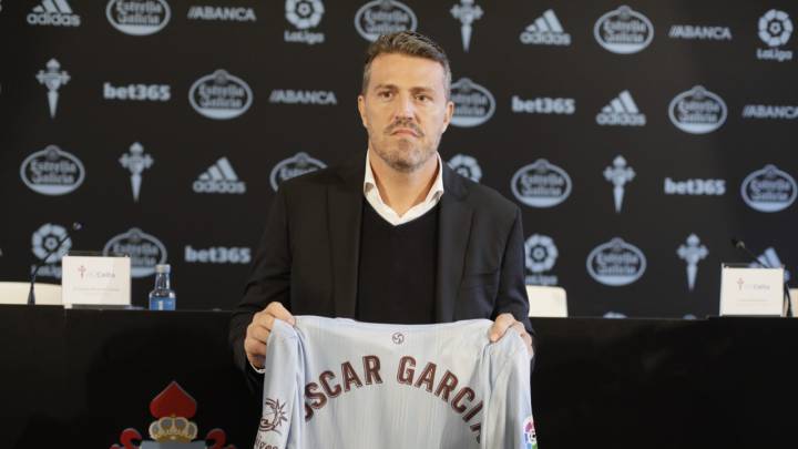 Óscar García Junyent posa con la camiseta del Celta durante su presentación como nuevo entrenador.