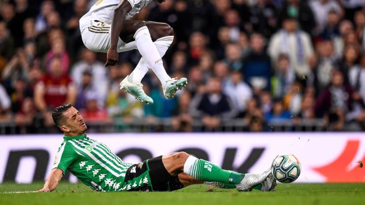 El defensa del Betis Zou Feddal habló sobre el derbi y de una polémica acción en el Santiago Bernabéu: "Para mí el fútbol es de los listo y el VAR sobra".