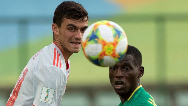 Pedri, de España, y Daouda, de Camerún, miran al balón durante el partido del Mundial Sub-17.