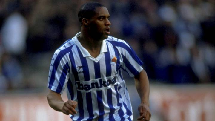 Dalian Atkinson, con la camiseta de la Real Sociedad en un partido frente al Real Madrid en 1991.
