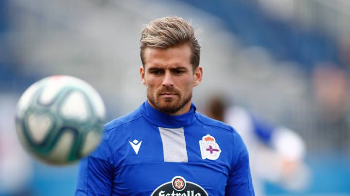 Christian Santos en un partido entre Deportivo y Fuenlabrada