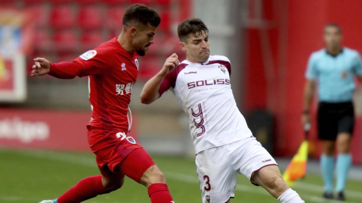 Fran García conduce el balón con el Albacete.