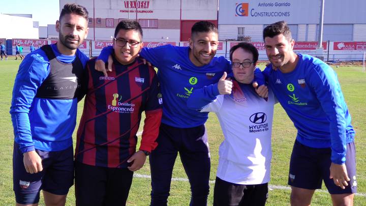 Los jugadores del Extremadura presentaron el acuerdo. El club participará en LaLiga Genuine.