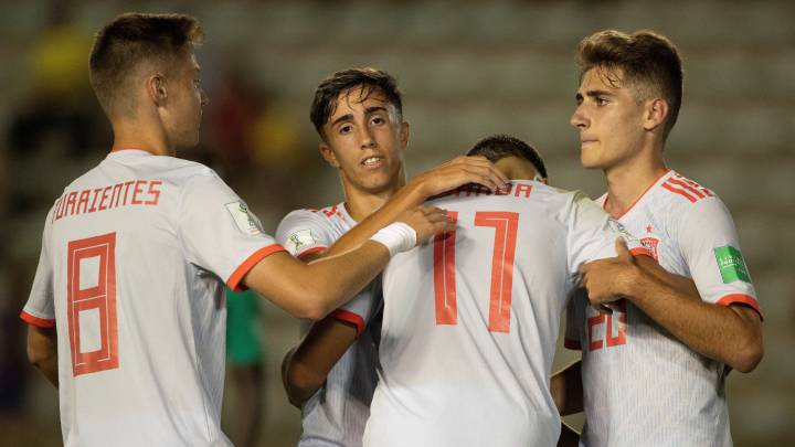 Jugadores de España celebran el tercer gol este domingo en el partido por la Copa Mundial de Fútbol Sub-17 de 2019, en el estadio Bezerrão en la ciudad de Gama, en Brasilia.