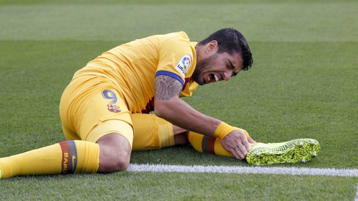 Luis Suárez se lamenta de un golpe en el partido ante el Levante.