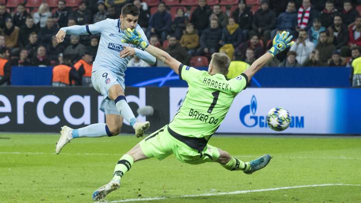 Morata le marca al Leverkusen durante el partido de la Champions.