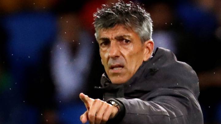 El técnico de Real Sociedad, Imanol Alguacil, durante el encuentro correspondiente a la jornada trece de primera división que han disputado esta noche frente al Leganés en el estadio Reale Arena de San Sebastián.