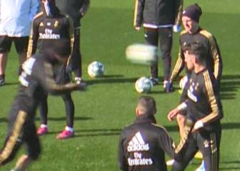 Is that you, Kepa? Altube takes a ball to the face