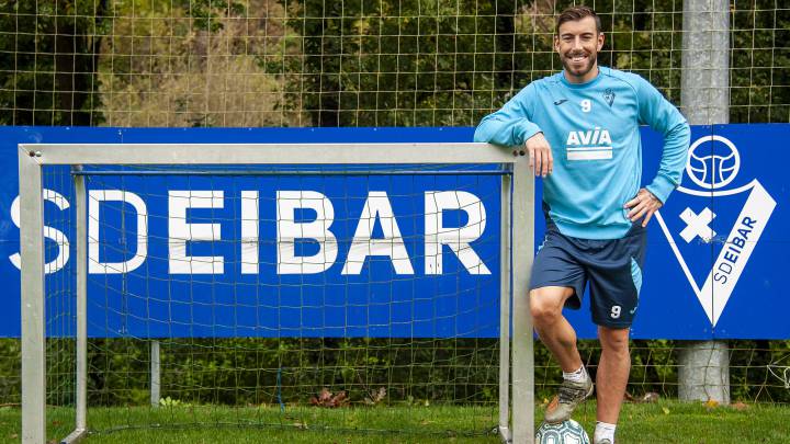 Sergi Enrich posa sonriente para AS tras la entrevista en Atxabalpe, el campo de entrenamiento del Eibar.