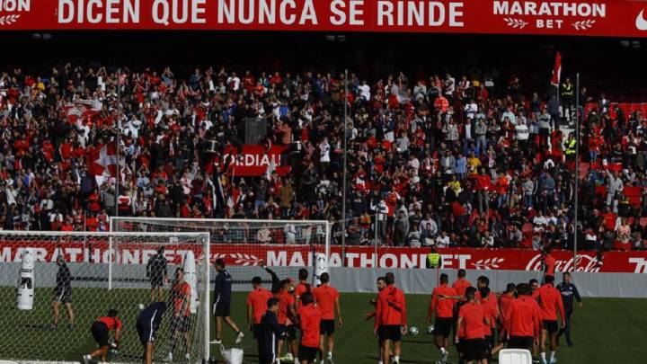 El Sevilla se pega un baño de masas antes del derbi y Vaclik da el susto