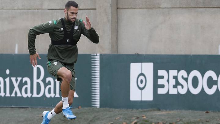 El Betis dio su convocatoria de 18 futbolistas para el partido ante el Sevilla y no incluyó en ella a Alfonso Pedraza ni tampoco al canterano Edgar.