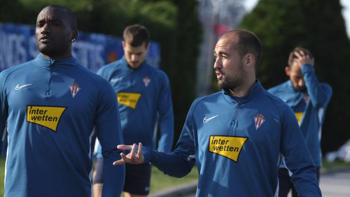 Unai Medina, que se enfrenta a su ex equipo, dialoga con Babin, que es la única baja sportinguista.
