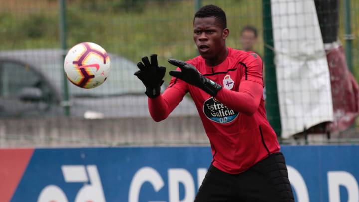 Francis Uzoho en un entrenamiento con el Deportivo