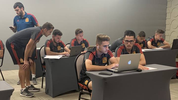 Los internacionales, junto a José Antonio Culebras durante las horas de estudio de ayer en el hotel de concentración.