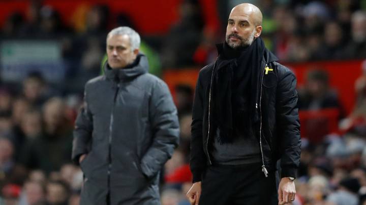 José Mourinho y Pep Guardiola, durante un partido de la Premier League.