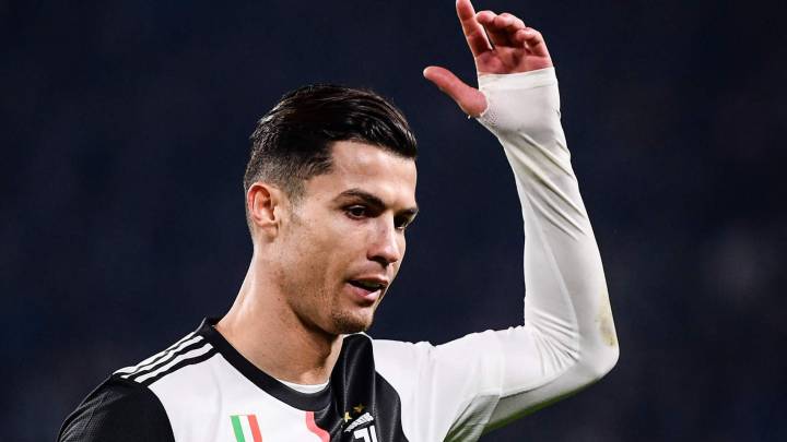 Cristiano Ronaldo se queja mientras sale del césped en el Juventus-Milan.