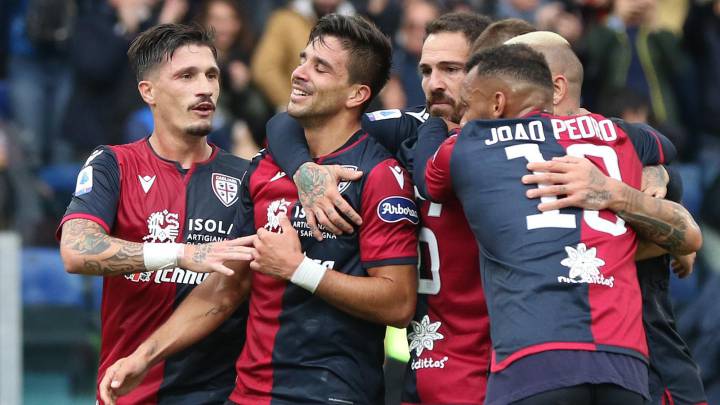 Los jugadores del Cagliari felicitan a Gio Simeone durante el partido contra la Fiorentina.