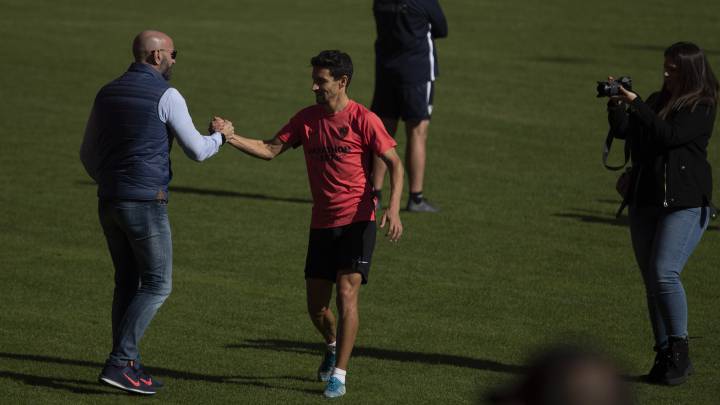 Monchi felicita a Jesús Navas durante el entrenamiento del Sevilla.