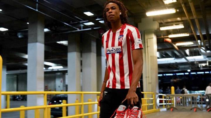 Nic Claxton, rookie de los Nets de la NBA, con su camiseta del Atlético.