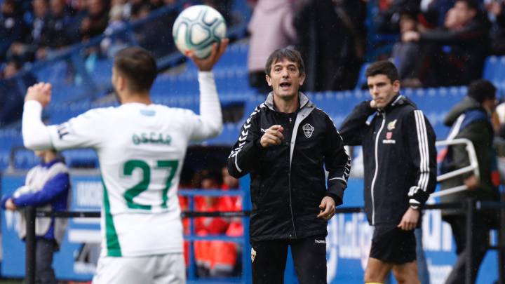 Pacheta da indicaciones durante el partido del Elche contra el Deportivo.