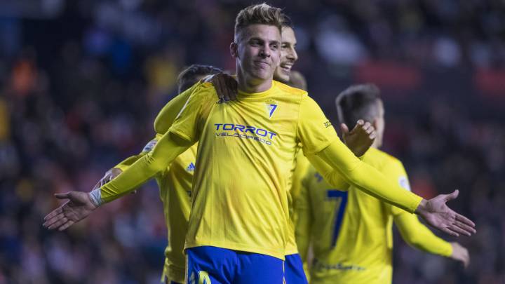 Iván Alejo celebra su primer gol con el Cádiz.