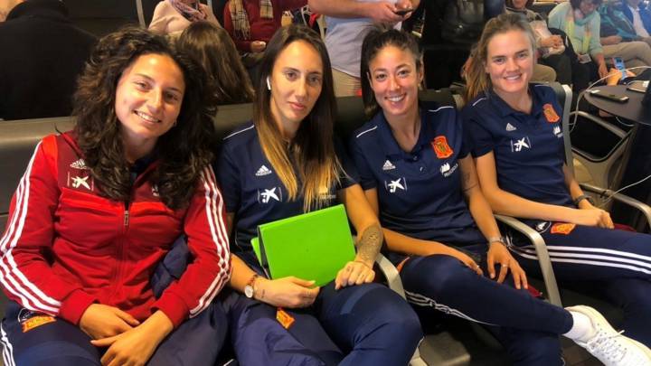 Ivana Andrés, Virginia Torrecilla, Leila Ouahabi e Irene Paredes, ayer en el viaje de la Selección hacia Lublín.