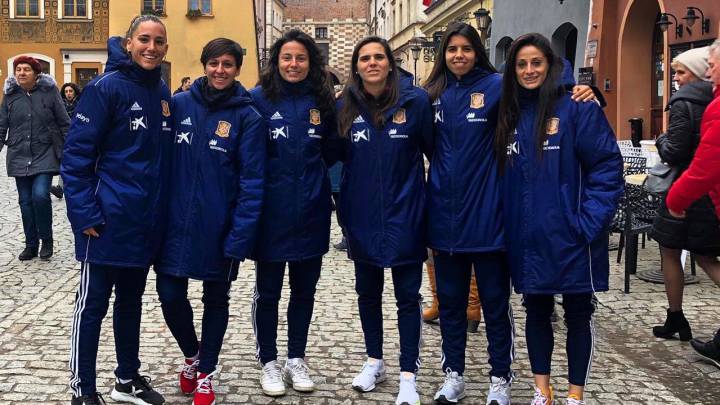 Sara Serrat, Marta Corredera, Ivana Andrés, Andrea Pereira, Alba Redondo y Esther González, ayer por las calles de Lublin.
