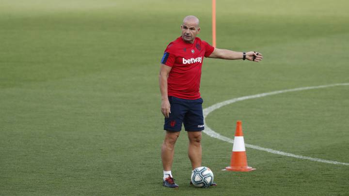 El Levante trata la renovación del técnico Paco López