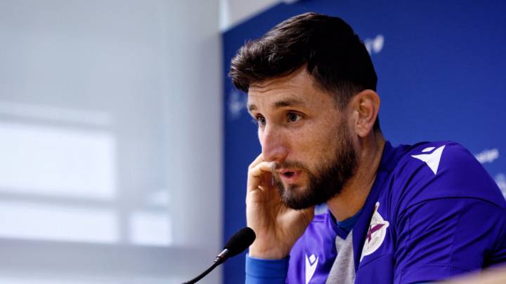 Borja Valle en la sala de prensa de Abegondo