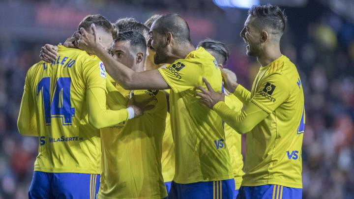 Los jugadores del cádiz festejan el gol de Alejo.