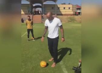 42 años, descalzo, le dan un balón a Henry y pasa esto: los genios nunca dejan de serlo