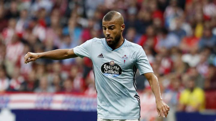 Rafinha Alcántara conduce el balón durante el partido disputado por el Celta ante el Atlético en Madrid.