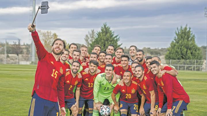 Sergio Ramos hizo un selfie a los jugadores de la Selección con la equipación que vestirán en la próxima Eurocopa.