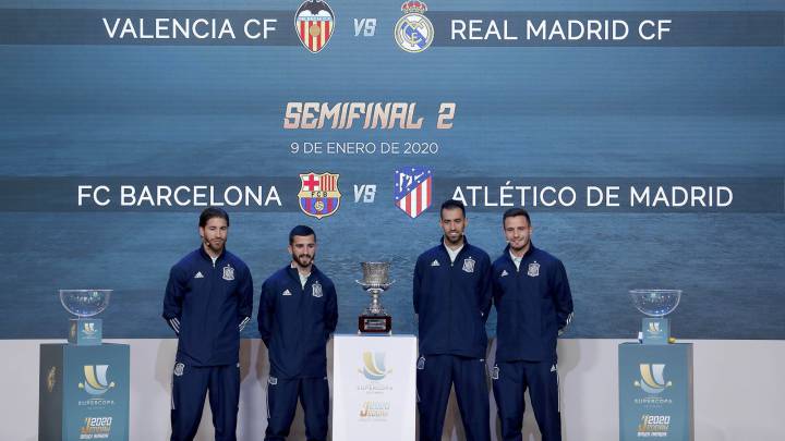 Ramos, Gayá, Busquets y Saúl posan en el sorteo de la Supercopa de España.