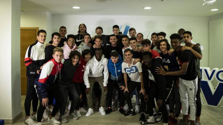 Lucas Pérez, del Alavés, en su visita a los chicos de su residencia.