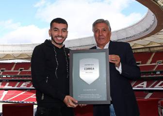 Correa recibió del Cacho Heredia la placa de sus 200 partidos