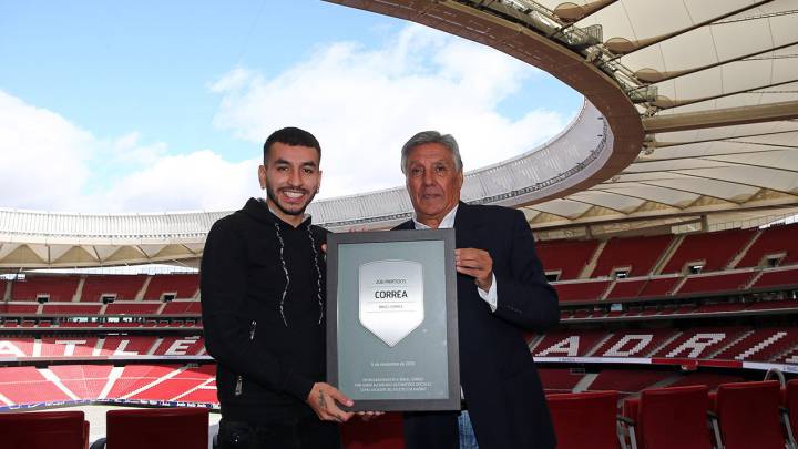 Cacho Heredia le entrega la Ángel Correa la placa de los 200 partidos en el Atlético.