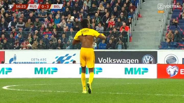 Boyata poniéndose su camiseta.