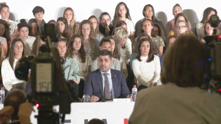 David Aganzo, presidente de la AFE, junto a las jugadoras de la Primera Iberdrola.