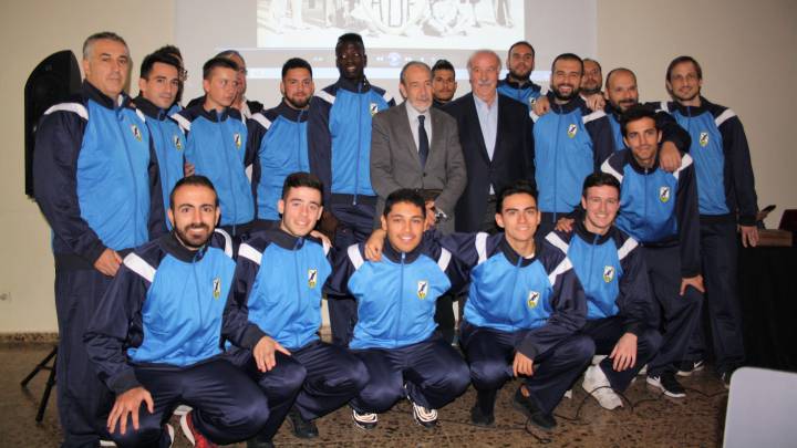 Vicente del Bosque junto a los jugadores de la AD Ferroviaria, club centenario de Madrid que regresa a la competición esta temporada 2019-2020.