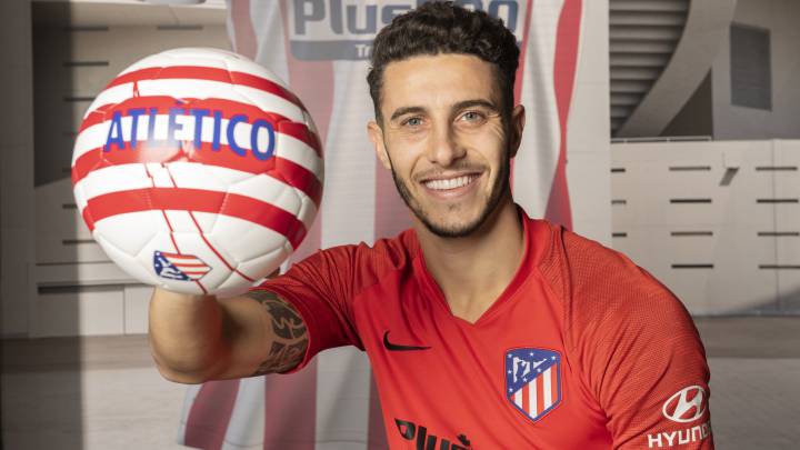 Mario Hermoso posa para AS con un balón del Atlético de Madrid.