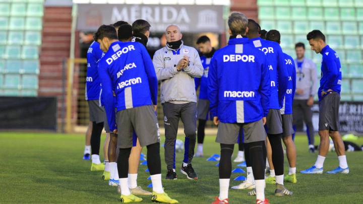 Luis César con sus jugadores en un entrenamiento del Deportivo
