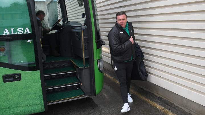 Cristóbal Parralo, en el momento de subir al autocar en Santander para viajar hacia Lugo.