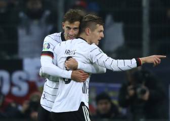 Löw se rinde a Kroos