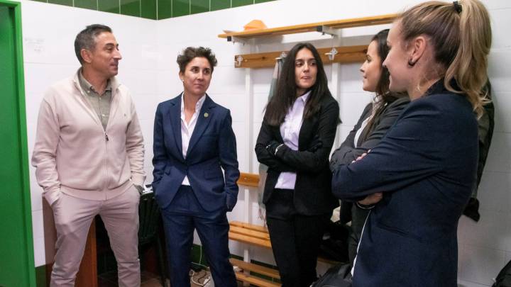 Antonio Contrera, entrenador del Betis, charla con el trío arbitral, liderado por la colegiada arbitra aragonesa Marta Frías Acedo